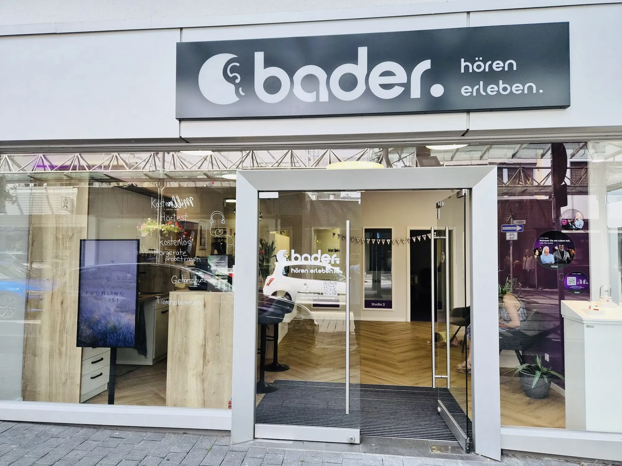 Schaufenster und Eingang eines Hörakustikers bader, hören erleben, Hörtest.